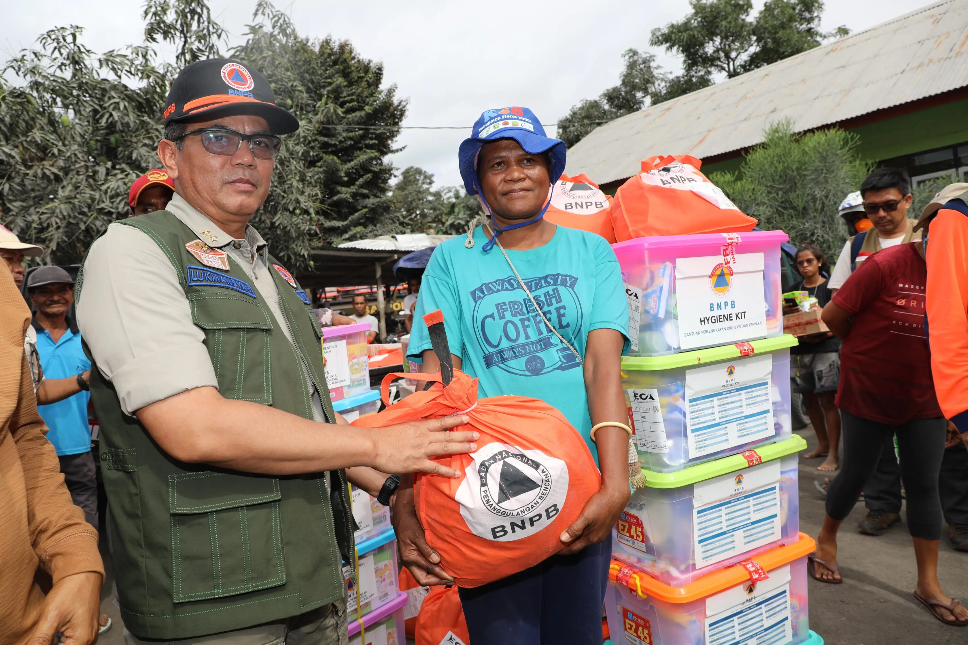 Deputi Bidang Penanganan Darurat BNPB Mayjen TNI Lukmansyah (rompi hijau) saat menyerahkan bantuan kepada warga di pos pengungsian Desa Hikong, Kabupaten Sikka, Nusa Tenggara Timur pada Kamis (7/11).